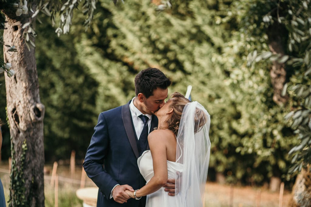 Matrimonio shabby chic a Villa Delfini di Morsasco in Monferrato.Cerimonia all'aperto. Bacio degli sposi