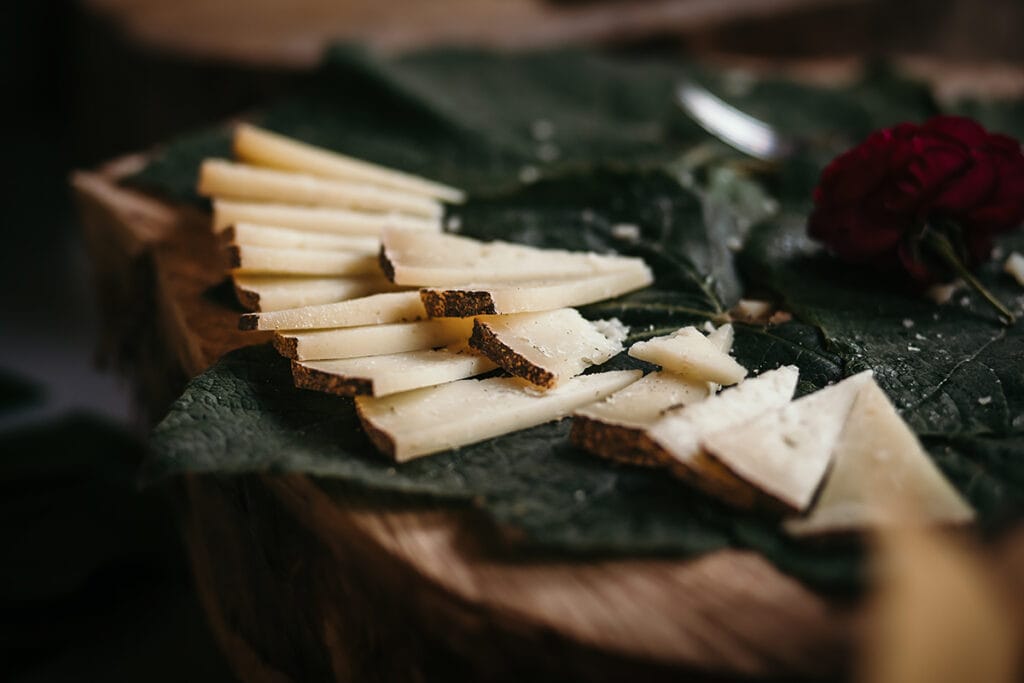Matrimonio shabby chic a Villa Delfini di Morsasco in Monferrato. cena nelle cantine della villa. Formaggio piemontese
