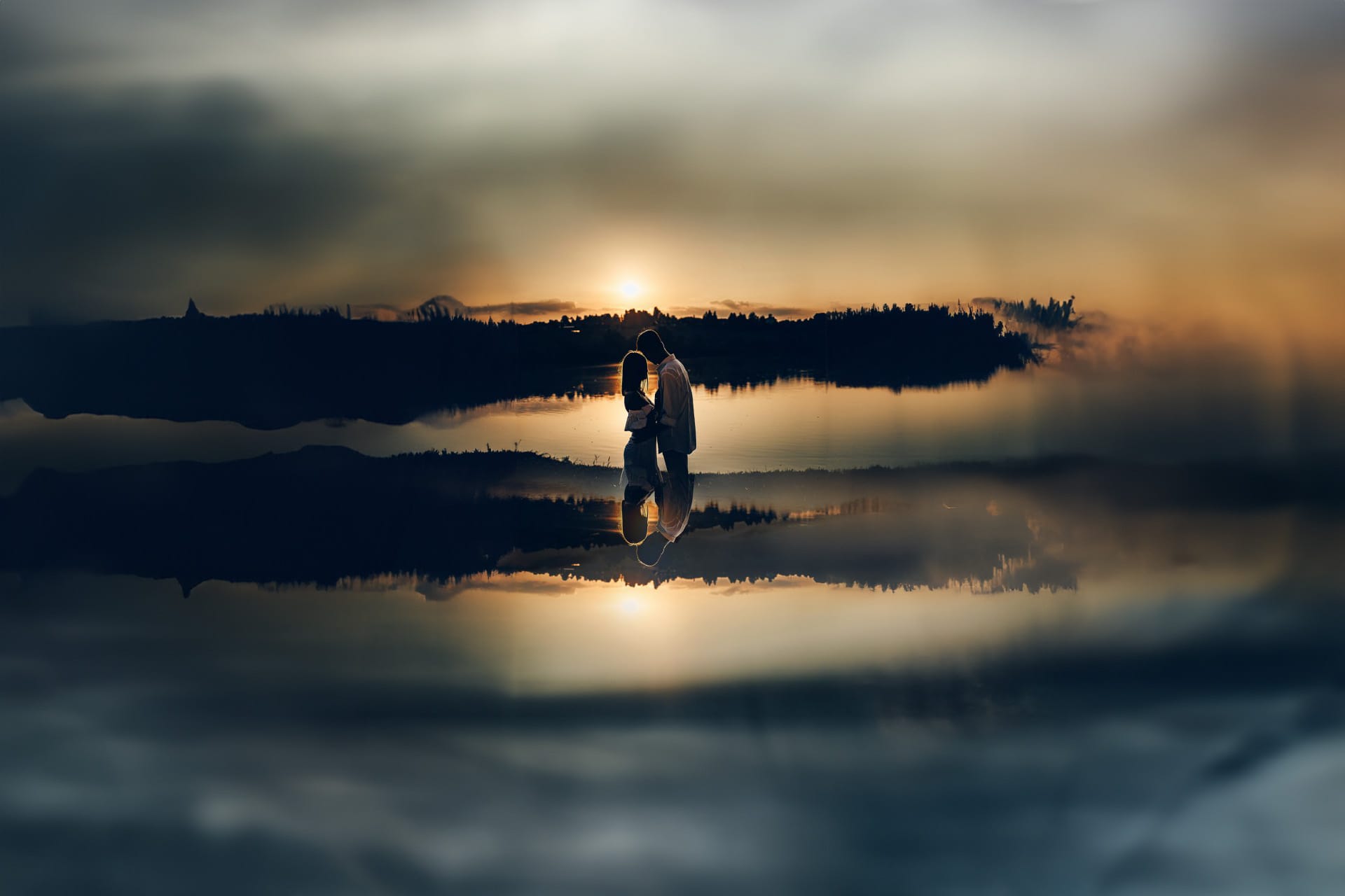 Wedding proposal al Lago di Arignano al tramonto. Coppia davanti al lago, silhouette riflessione catturata con uno specchio