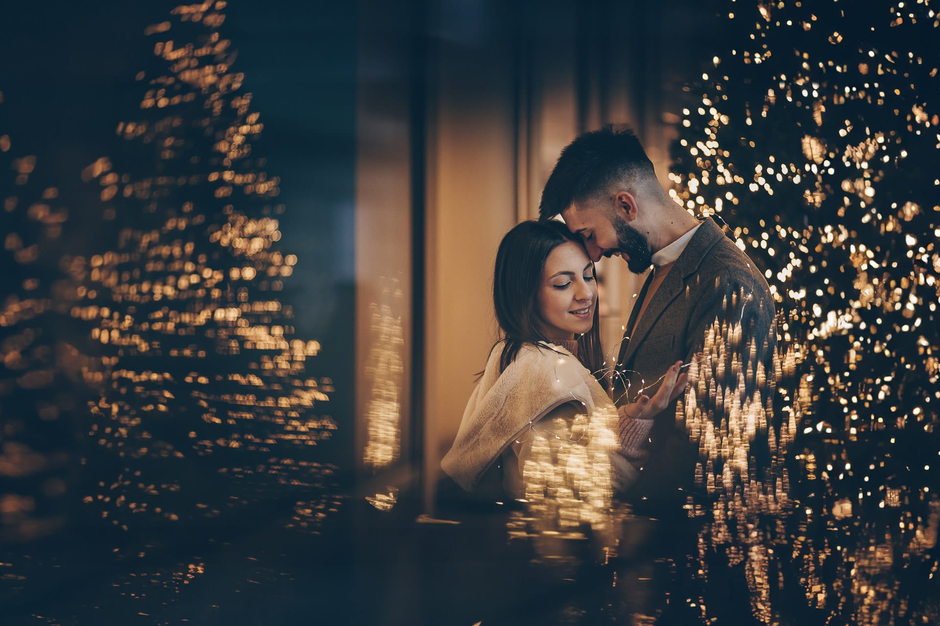 Christmas engagement session a Torino. Coppia davanti alle luci natalizie della Rinascente