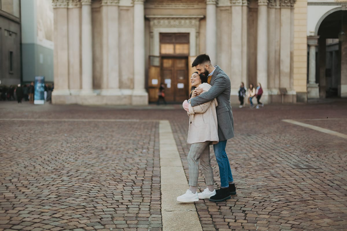 Servizio fotografico di coppia natalizio nel centro di Torino. Coppia in piazza San Carlo.