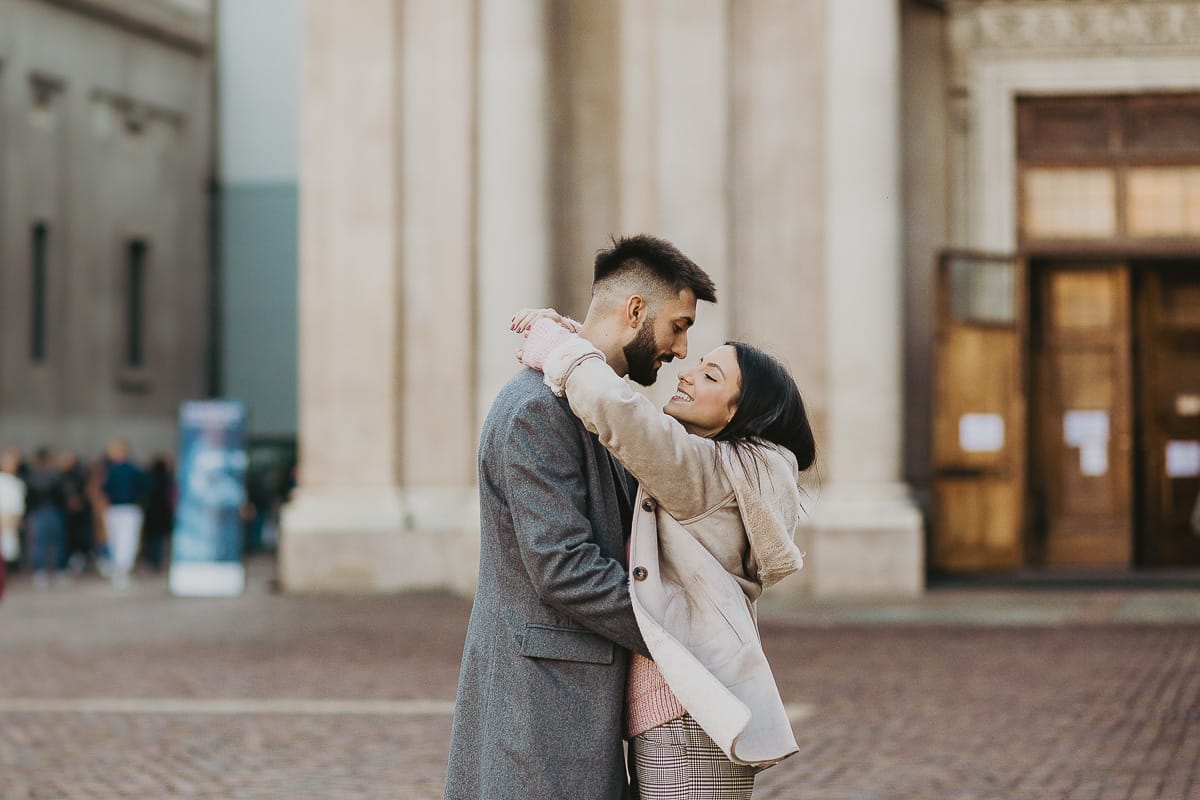 Servizio fotografico di coppia natalizio nel centro di Torino. Coppia in piazza San Carlo.