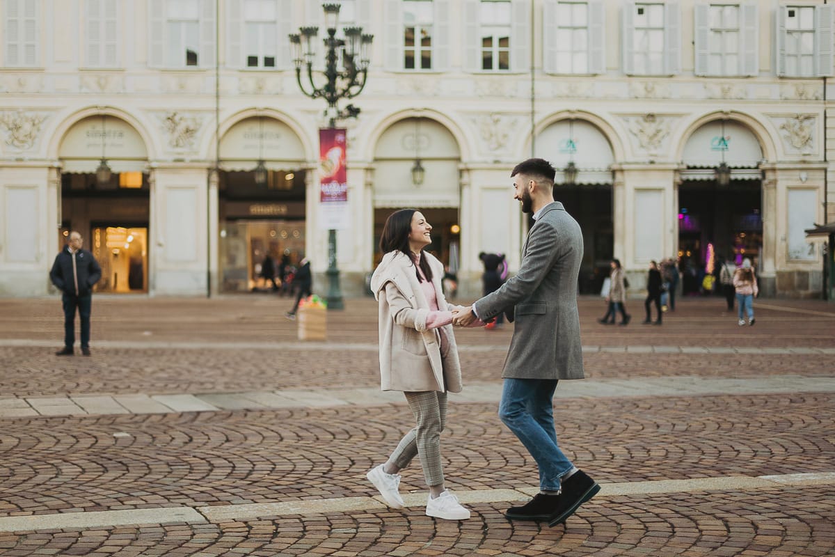 Servizio fotografico di coppia natalizio nel centro di Torino. Paola e Martino in piazza San Carlo.