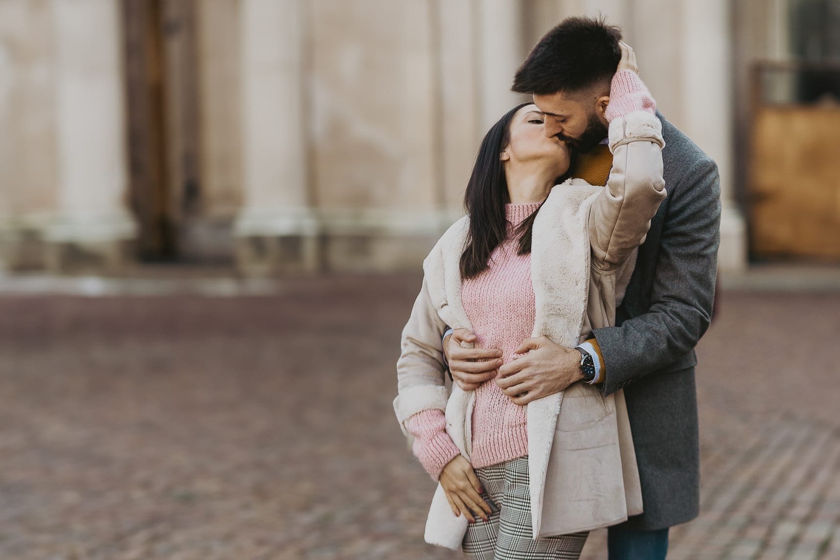Servizio fotografico di coppia natalizio nel centro di Torino. Coppia in piazza San Carlo.