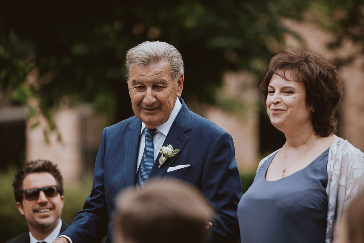 Destination wedding al Relais Sant'Uffizio. Cerimonia. Entrata del padre dello sposo con la madre della sposa.