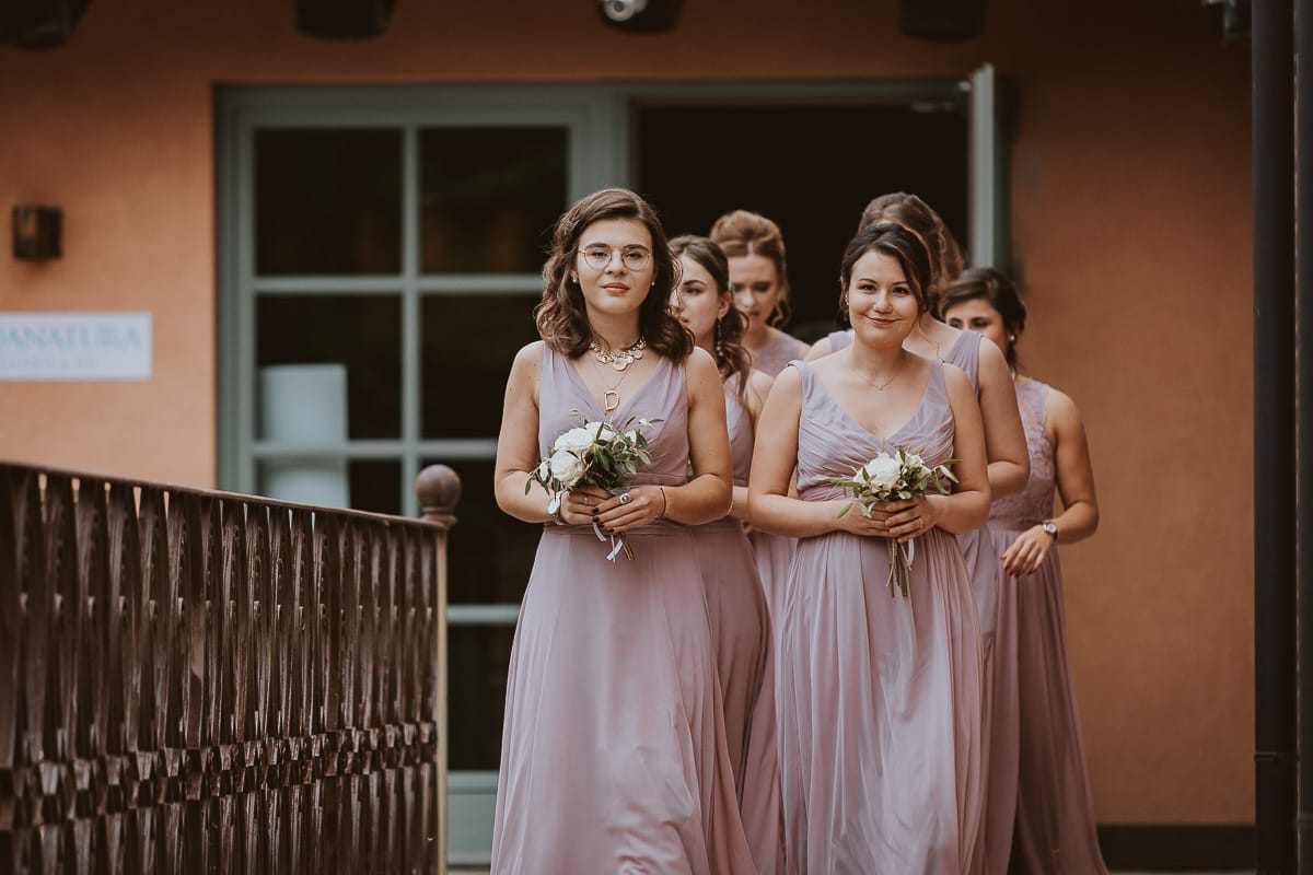 Destination wedding al Relais Sant'Uffizio. Cerimonia. Entrata delle damigelle