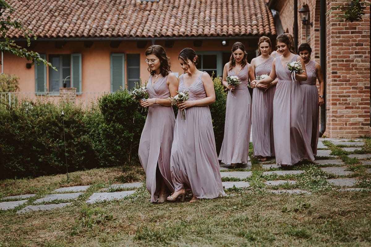 Destination wedding al Relais Sant'Uffizio. Cerimonia. Entrata delle damigelle