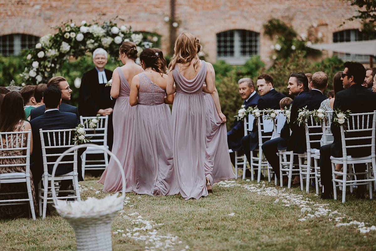 Destination wedding al Relais Sant'Uffizio. Cerimonia. Entrata delle damigelle