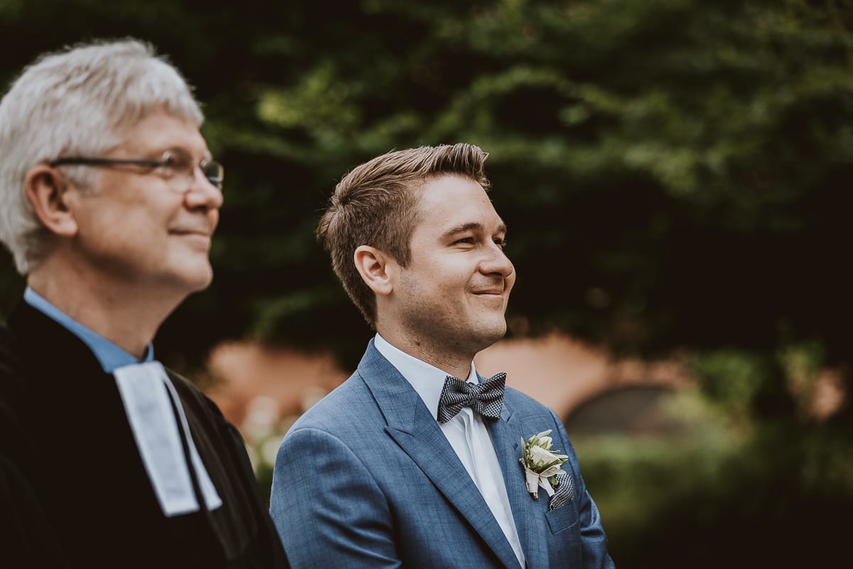 Destination wedding al Relais Sant'Uffizio. Cerimonia. Sposo e il celebrante aspettano la sposa.