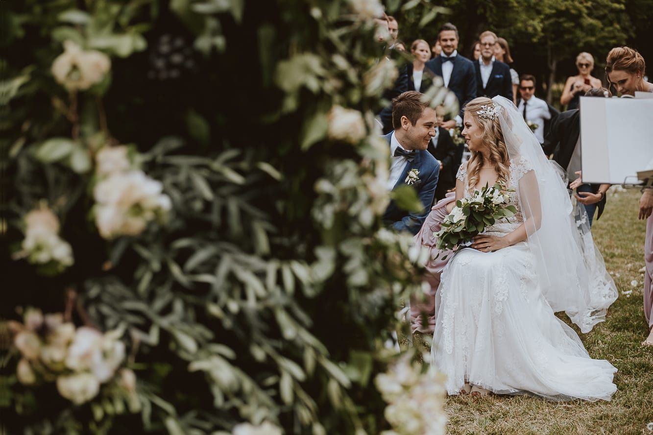 Destination wedding al Relais Sant'Uffizio. Cerimonia. Sposi si parlano.