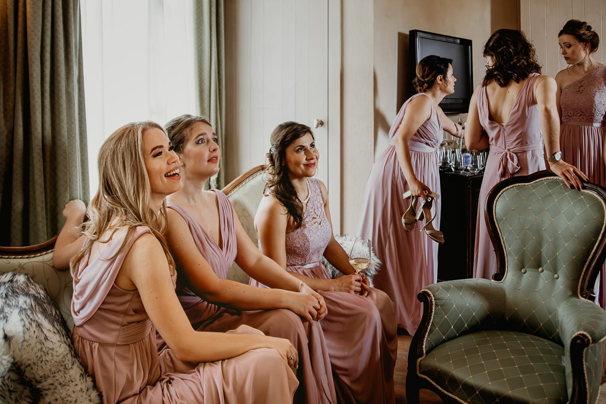 Destination wedding al Relais Sant'Uffizio. Preparazione della sposa. Damigelle