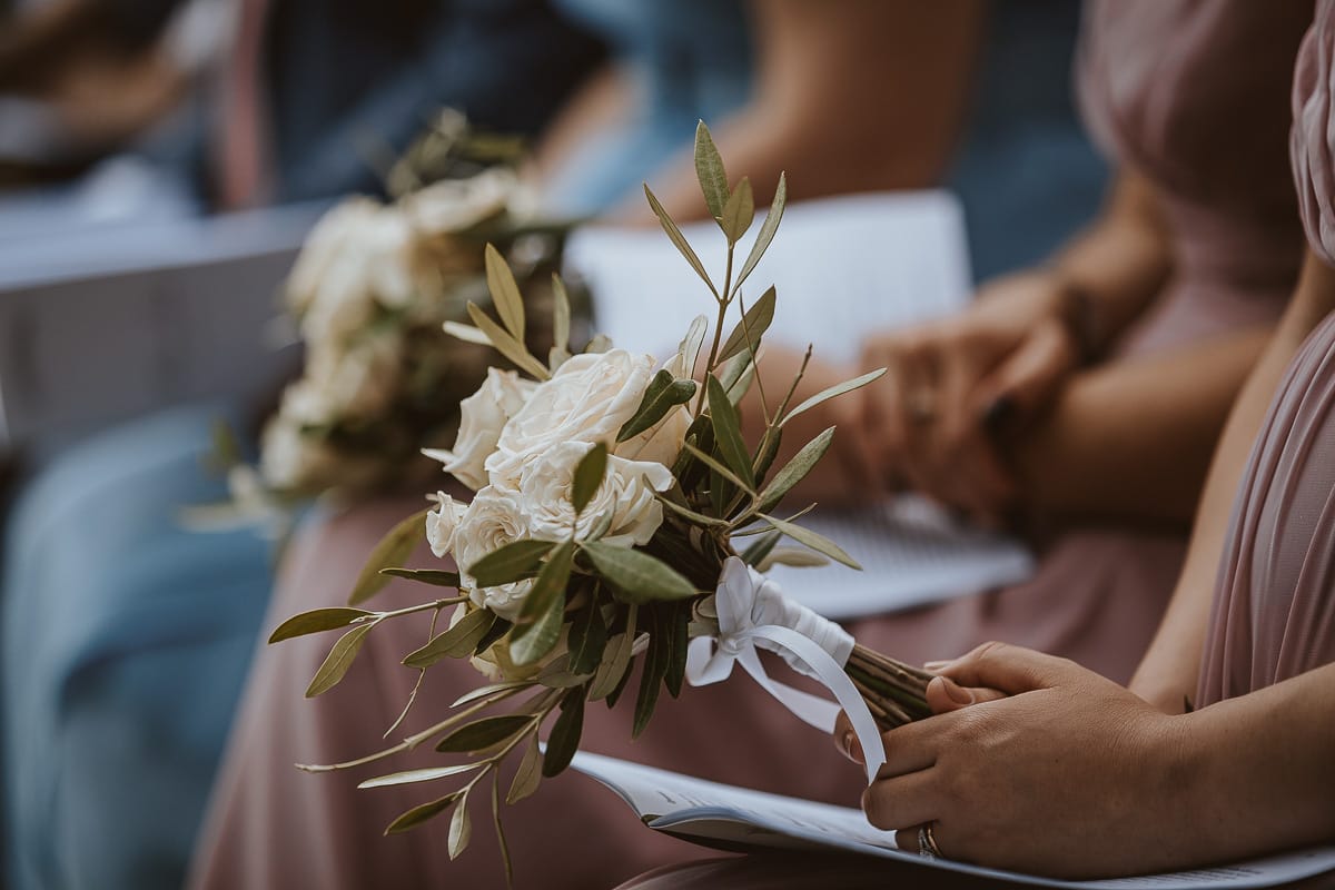 Destination wedding al Relais Sant'Uffizio. Cerimonia. Bouquet delle damigelle.