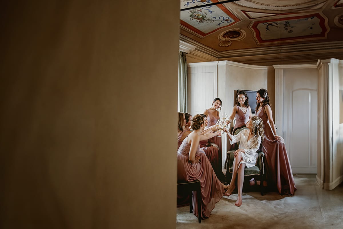Destination wedding al Relais Sant'Uffizio. Preparazione della sposa. Sposa che chiacchiera con le damigelle.