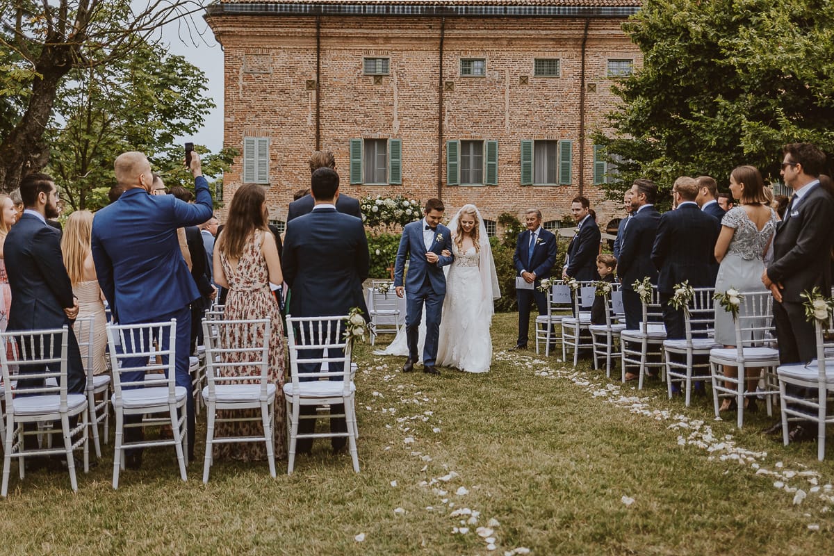 Destination wedding al Relais Sant'Uffizio. Cerimonia. Uscita degli sposi.