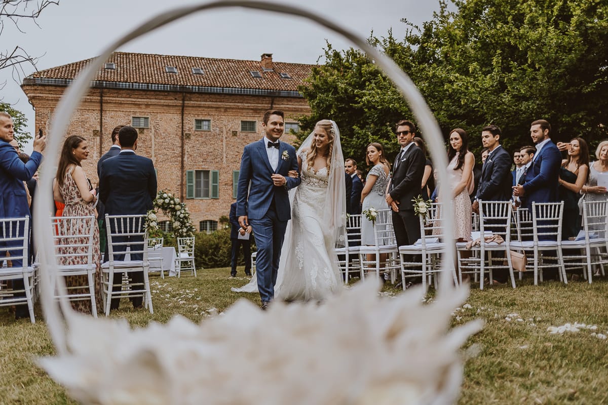 Destination wedding al Relais Sant'Uffizio. Cerimonia. Uscita degli sposi.