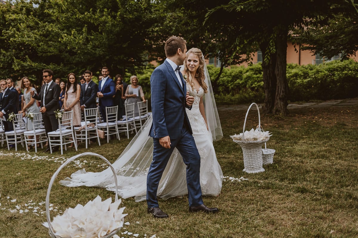Destination wedding al Relais Sant'Uffizio. Cerimonia. Uscita degli sposi.