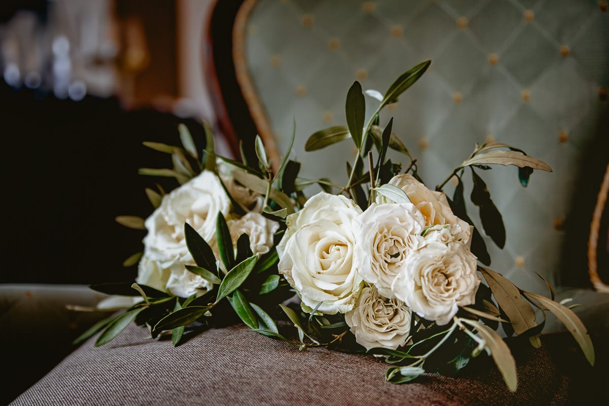 Destination wedding al Relais Sant'Uffizio. Preparazione della sposa. Bouquet