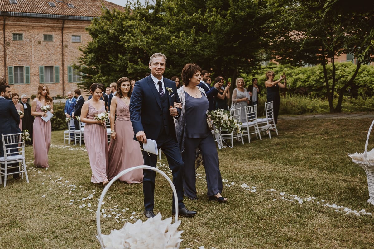 Destination wedding al Relais Sant'Uffizio. Cerimonia. Uscita degli invitati.