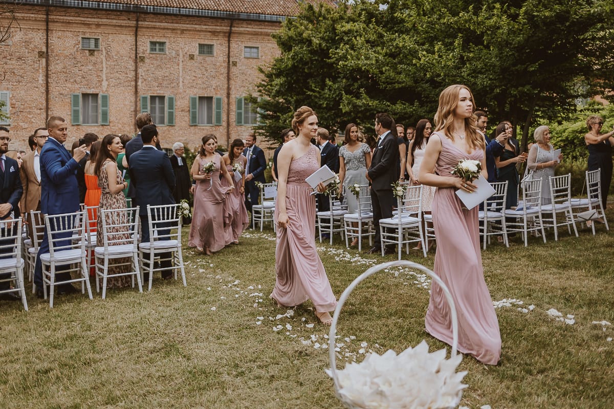 Destination wedding al Relais Sant'Uffizio. Cerimonia. Uscita degli invitati.