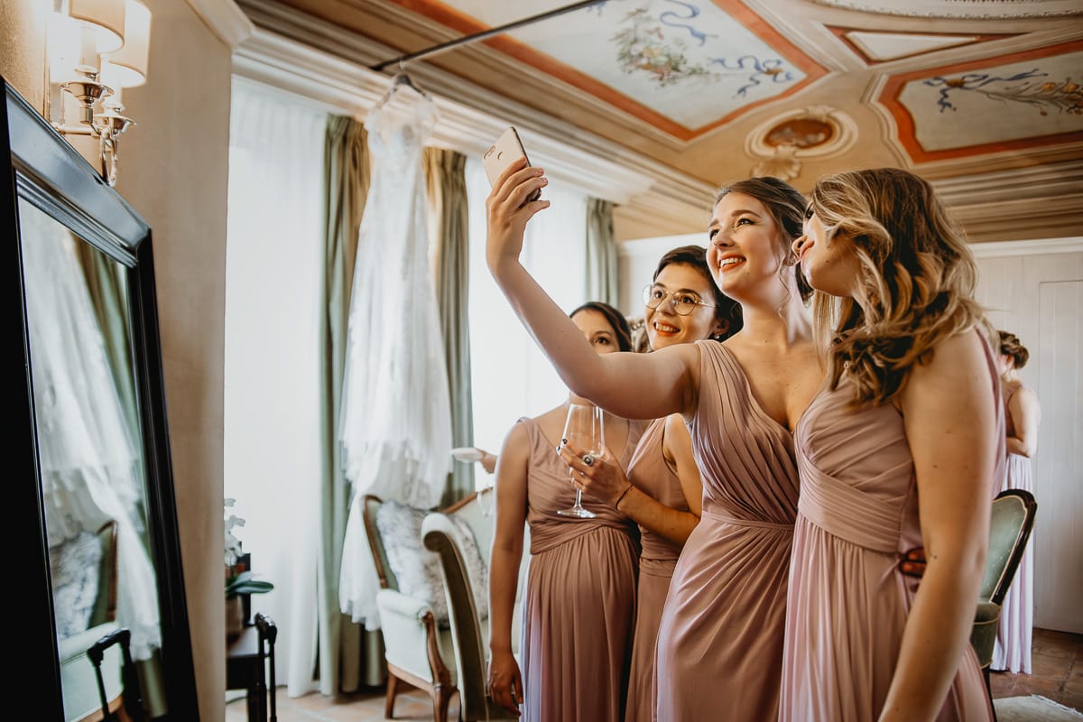 Destination wedding al Relais Sant'Uffizio. Preparazione della sposa. Damigelle si fanno un selfie.