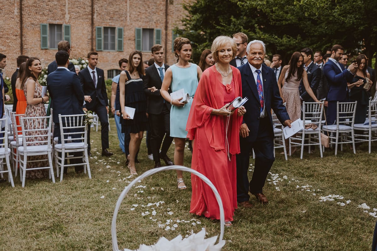 Destination wedding al Relais Sant'Uffizio. Cerimonia. Uscita degli invitati.