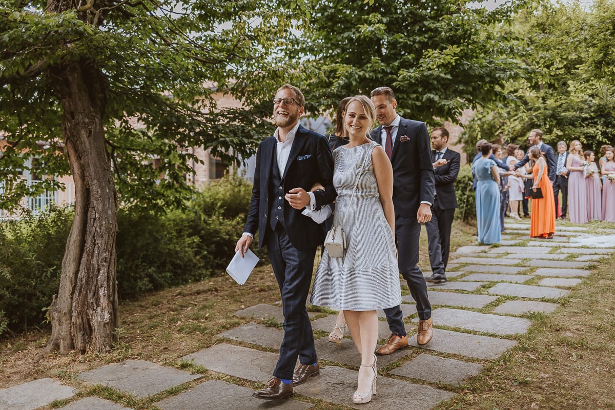 Destination wedding al Relais Sant'Uffizio. Cerimonia. Uscita degli invitati.