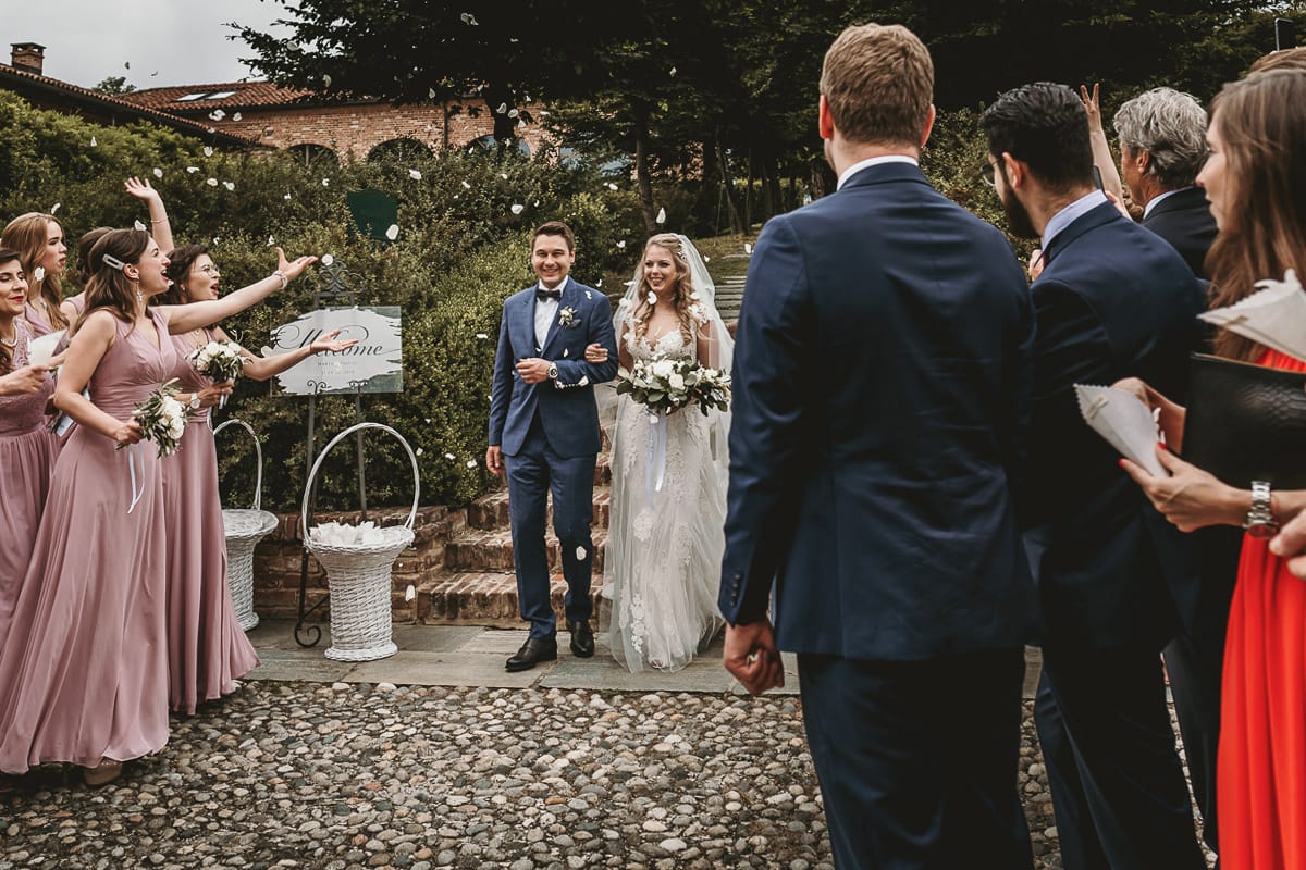 Destination wedding al Relais Sant'Uffizio. Cerimonia. Lancio del riso e dei petali.