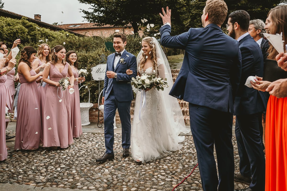 Destination wedding al Relais Sant'Uffizio. Cerimonia. Lancio del riso e dei petali.