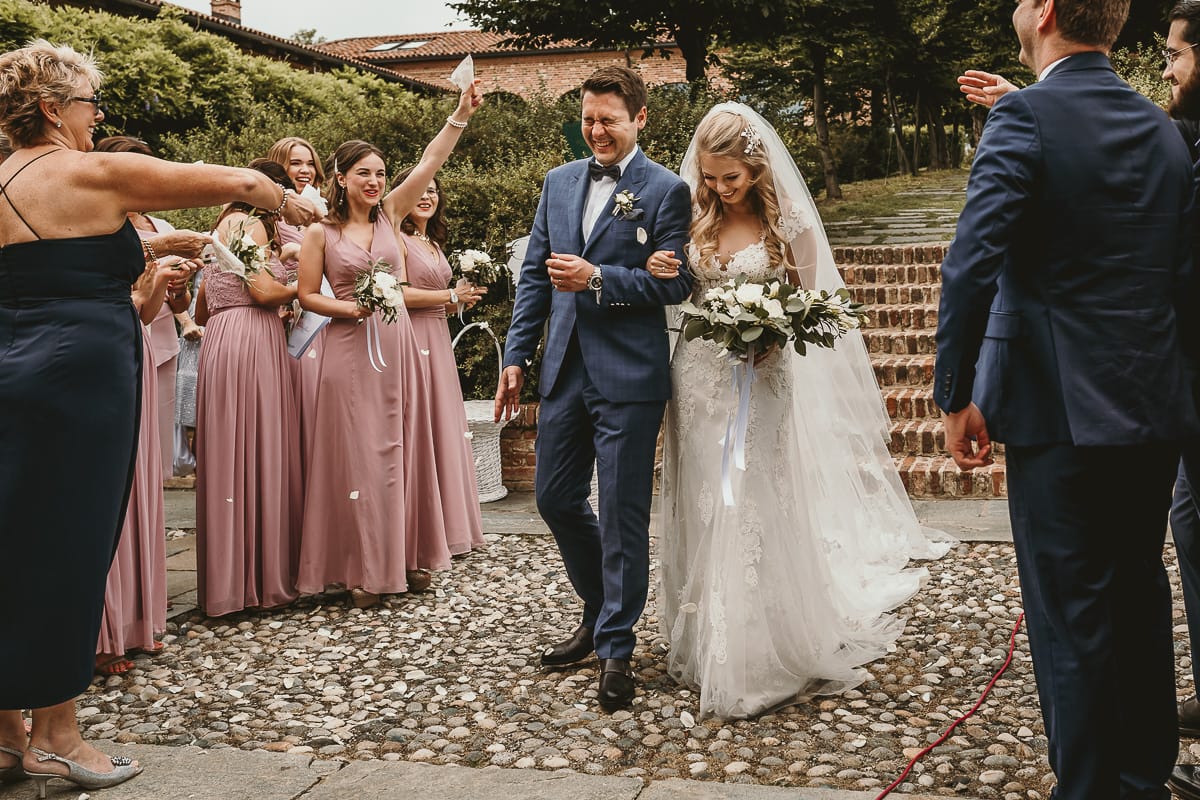 Destination wedding al Relais Sant'Uffizio. Cerimonia. Lancio del riso e dei petali.