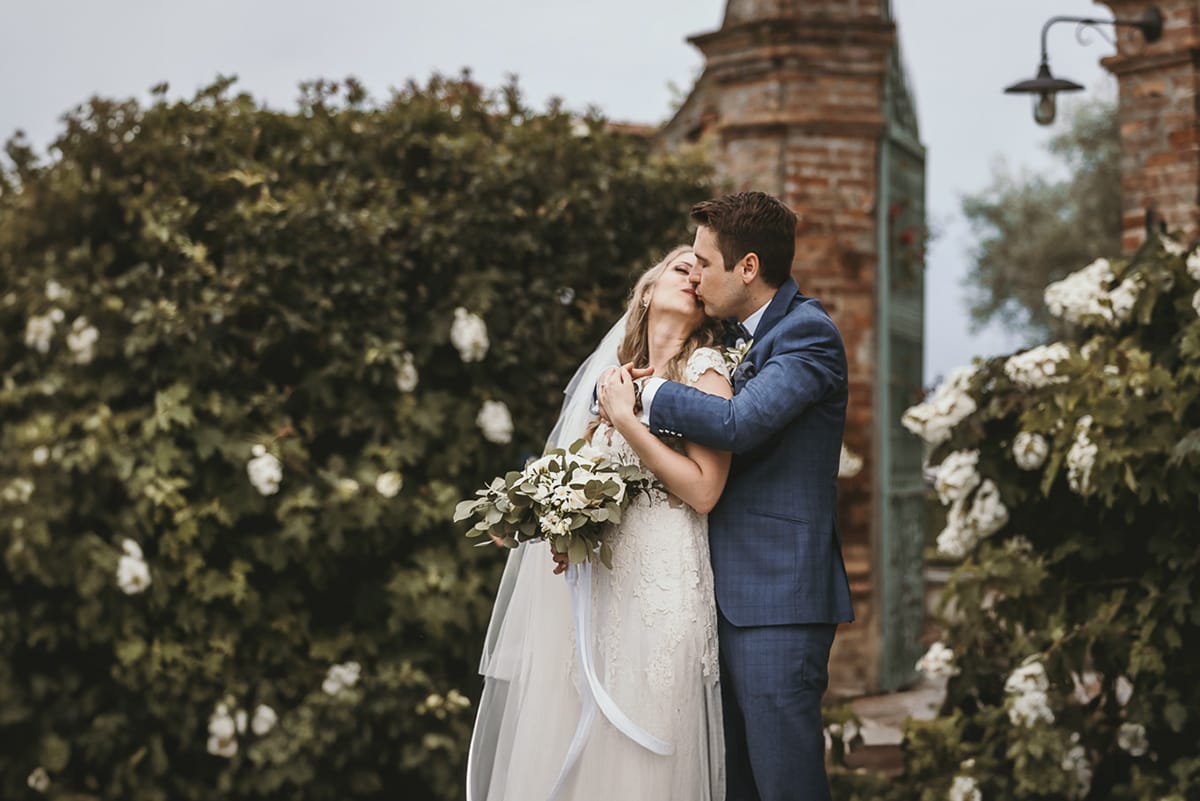Destination wedding al Relais Sant'Uffizio. Sessione fotografica di coppia. Bacio