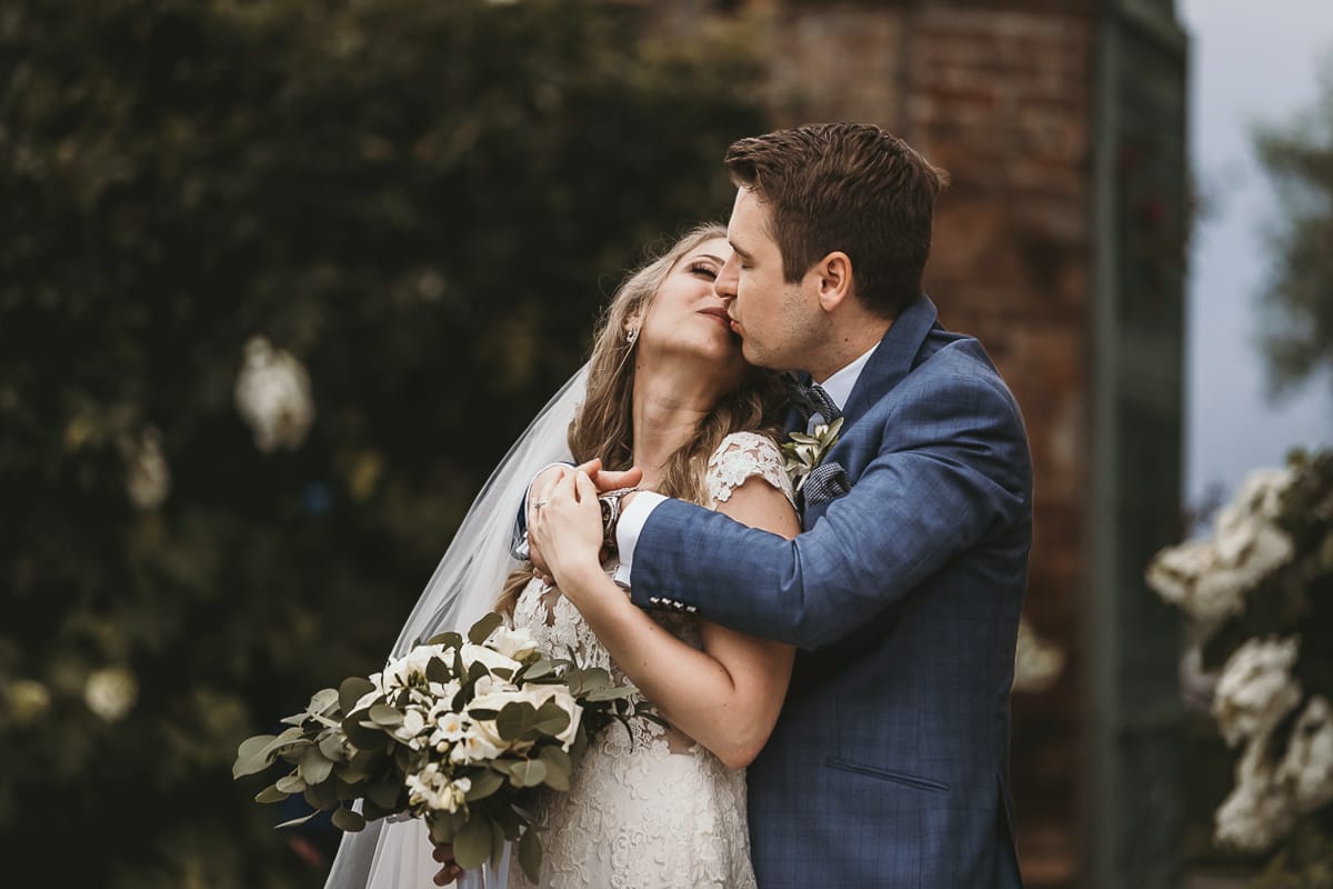 Destination wedding al Relais Sant'Uffizio. Sessione fotografica di coppia. Bacio