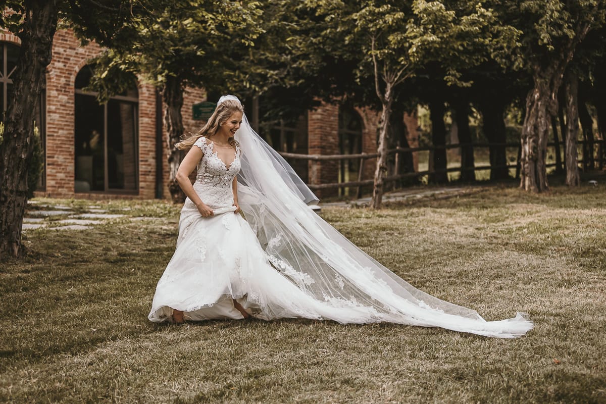 Destination wedding al Relais Sant'Uffizio. Sessione fotografica di coppia. sposa corre a piedi nudi