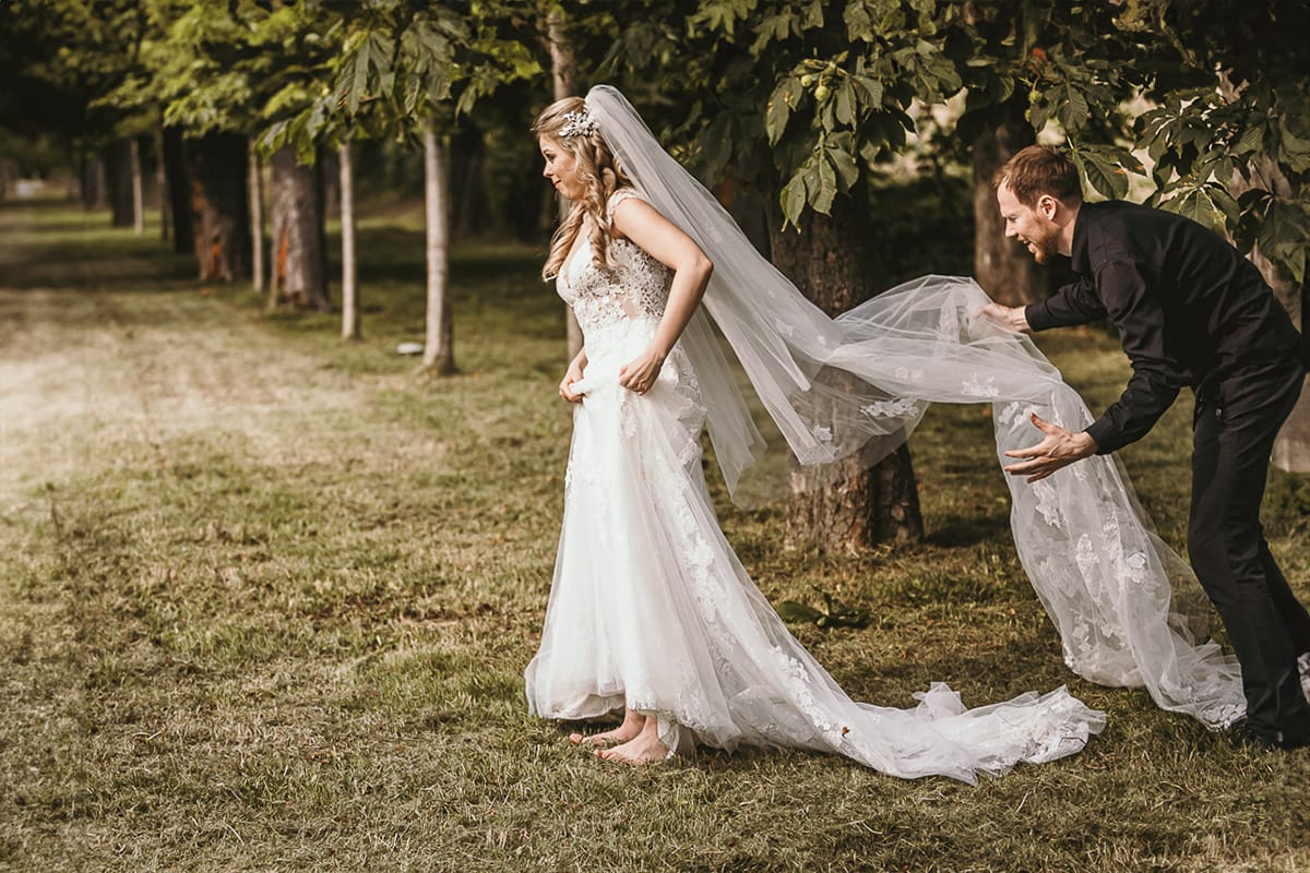 Destination wedding al Relais Sant'Uffizio. Sessione fotografica di coppia. Sposa a piedi nudi.