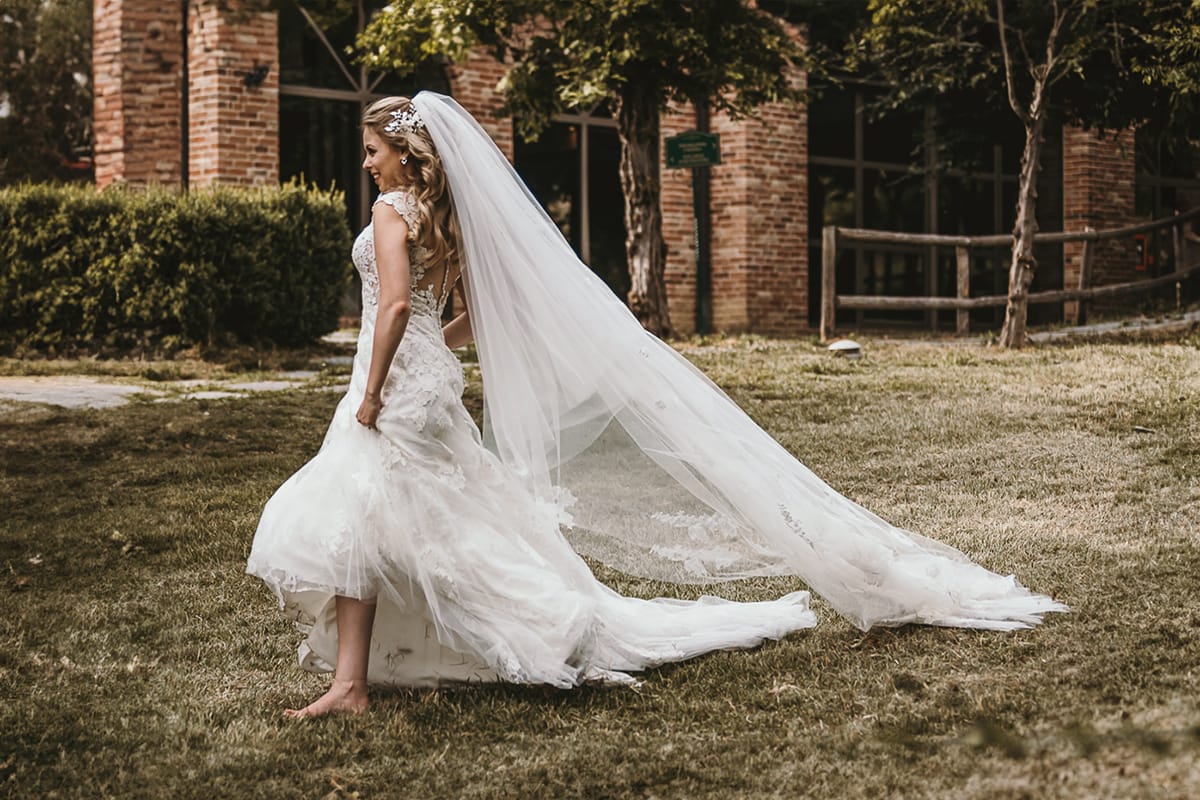 Destination wedding al Relais Sant'Uffizio. Sessione fotografica di coppia. Sposa corre a piedi nudi.