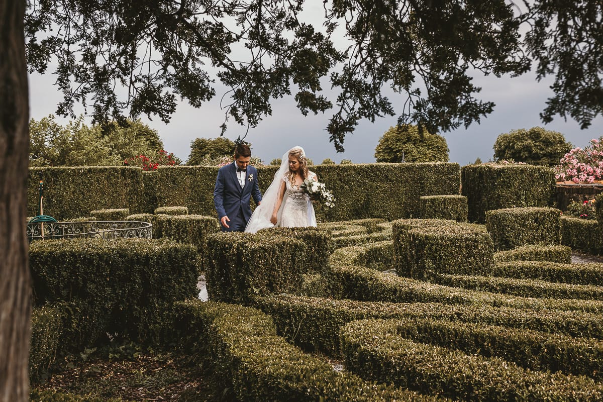 Destination wedding al Relais Sant'Uffizio. Sessione fotografica di coppia. Sposi nel giardino all'italiana. labirinto.