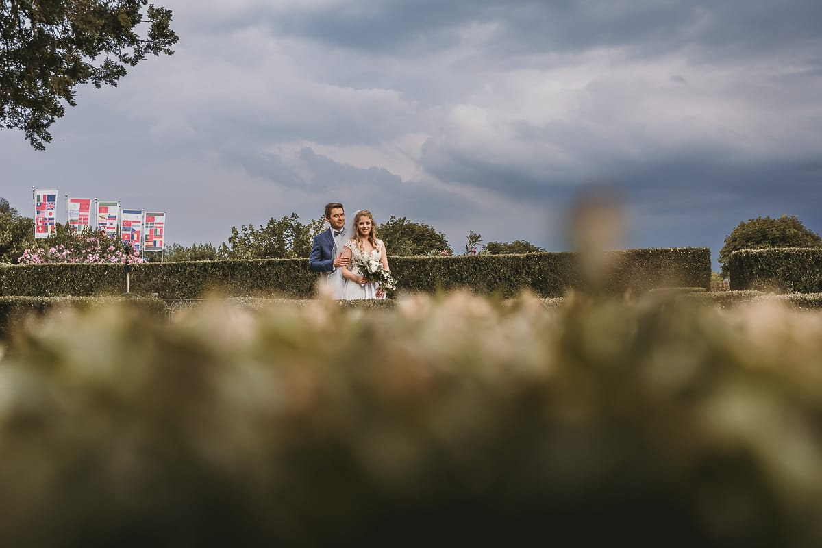 Destination wedding al Relais Sant'Uffizio. Sessione fotografica di coppia. Sposi nel giardino all'italiana. labirinto.