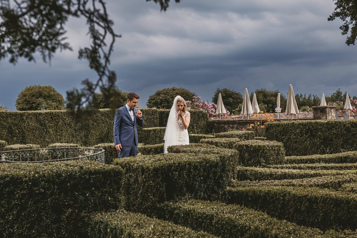 Destination wedding al Relais Sant'Uffizio. Sessione fotografica di coppia. Sposi nel giardino all'italiana. labirinto.