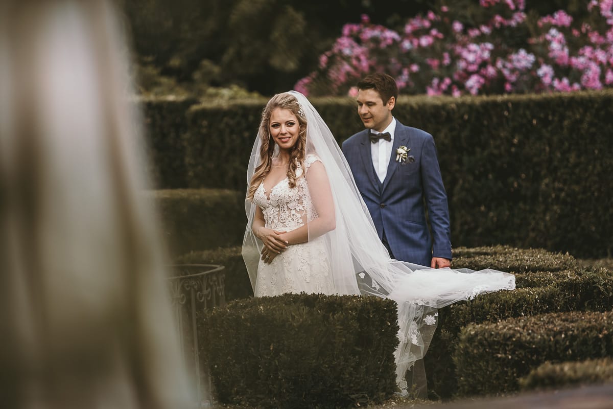 Destination wedding al Relais Sant'Uffizio. Sessione fotografica di coppia. Sposi nel giardino all'italiana. labirinto.