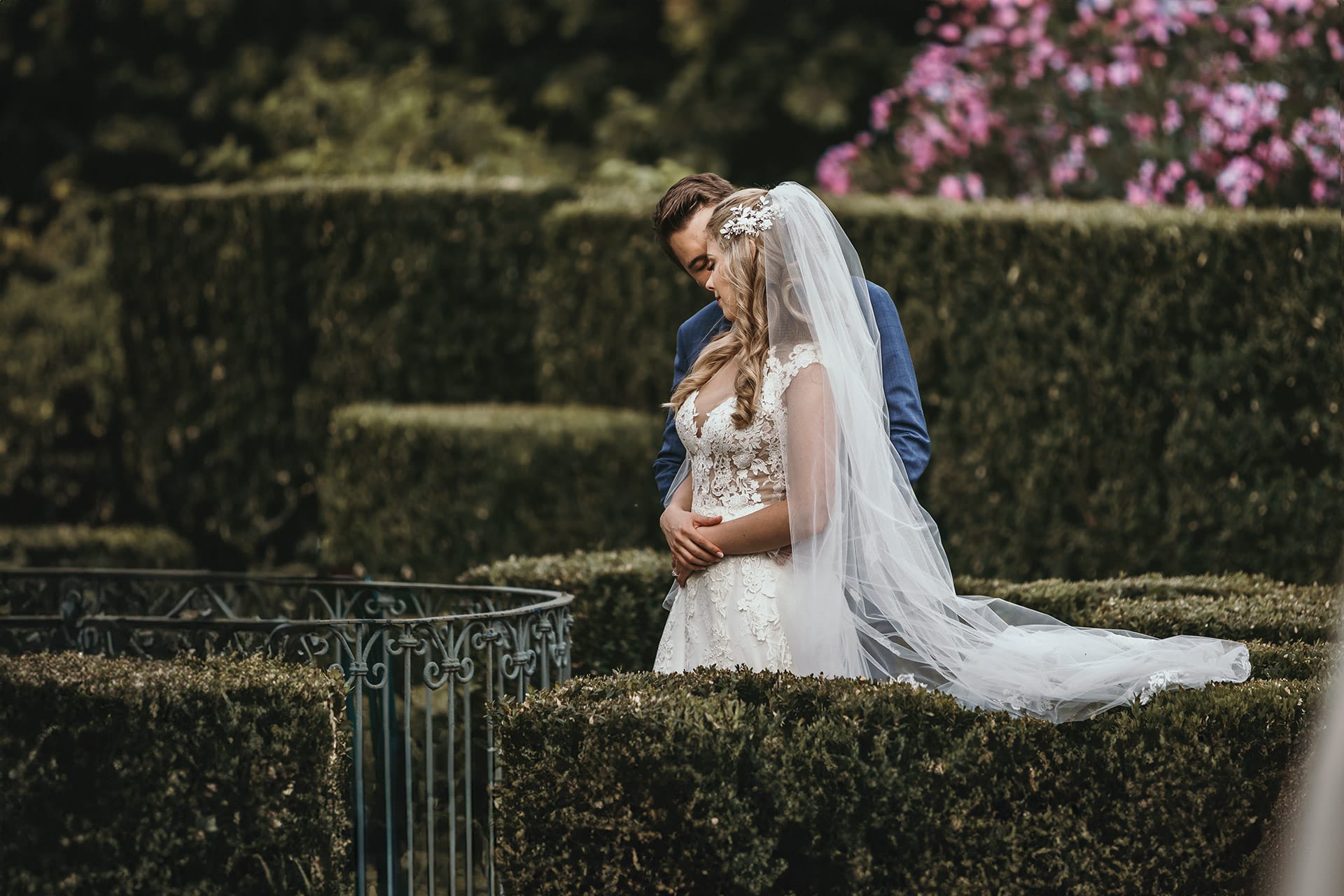 Destination wedding al Relais Sant'Uffizio. Ritratto degli sposi nel labirinto del giardino all'italiana