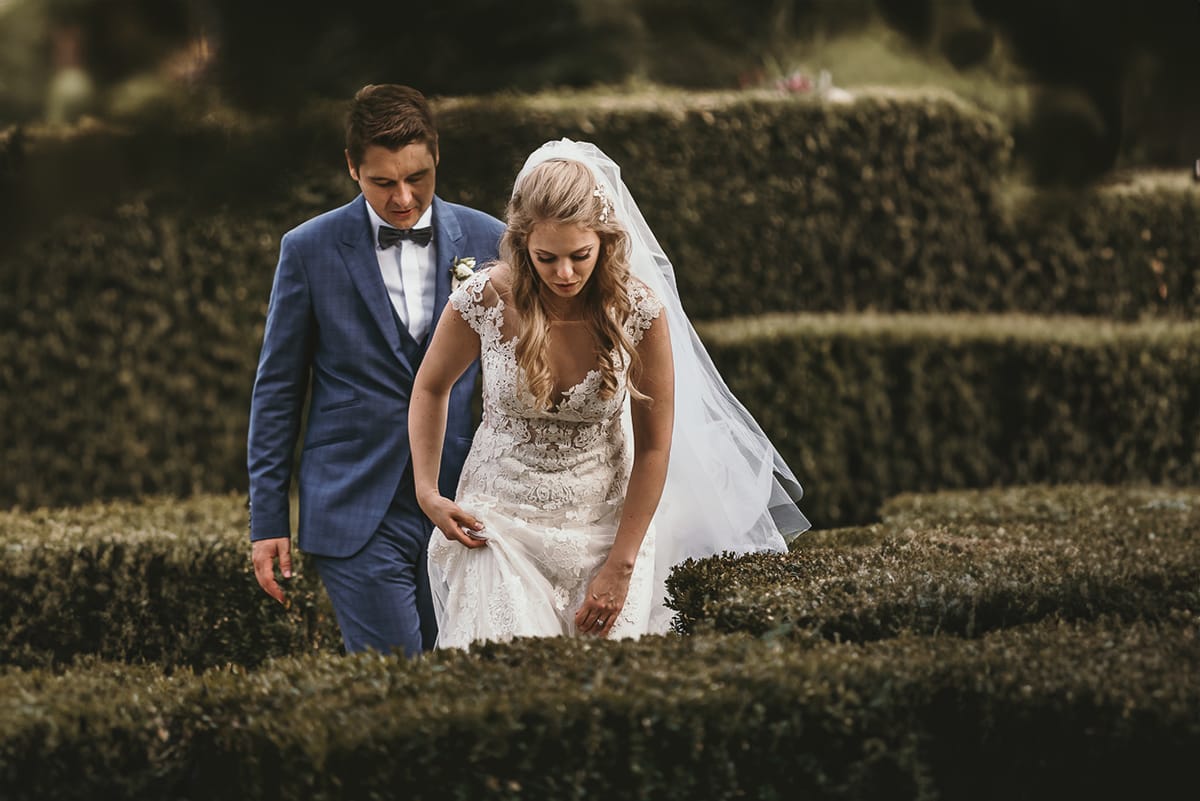 Destination wedding al Relais Sant'Uffizio. Sessione fotografica di coppia. Sposi nel giardino all'italiana. labirinto.