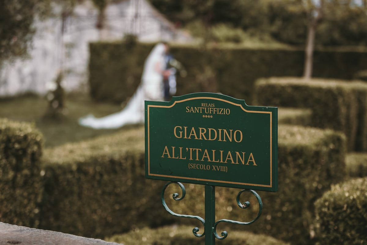 Destination wedding al Relais Sant'Uffizio. Sessione fotografica di coppia. Sposi nel giardino all'italiana. labirinto.