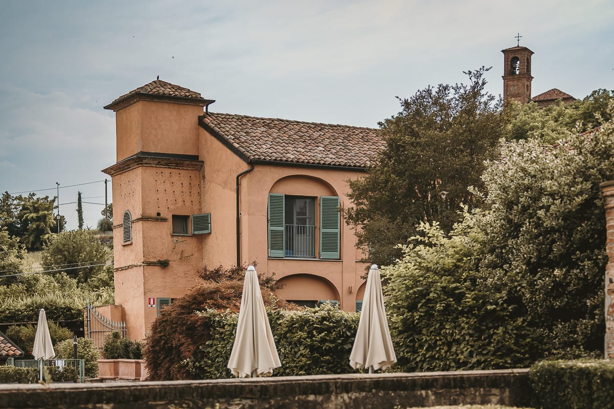 Destination wedding al Relais Sant'Uffizio. Sessione fotografica di coppia. Sposi nel giardino all'italiana. Locatione