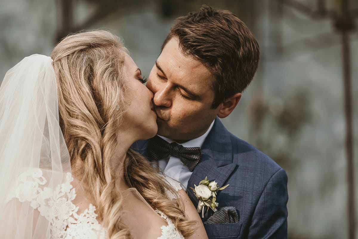 Destination wedding al Relais Sant'Uffizio. Sessione fotografica di coppia. Sposi nel giardino all'italiana.Bacio