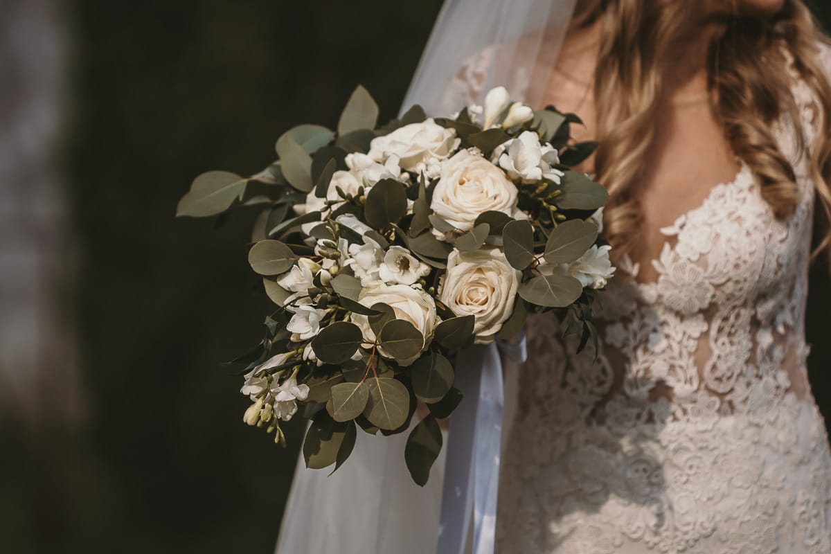 Destination wedding al Relais Sant'Uffizio. Sessione fotografica di coppia. Sposi nel giardino all'italiana. labirinto.Bouquet