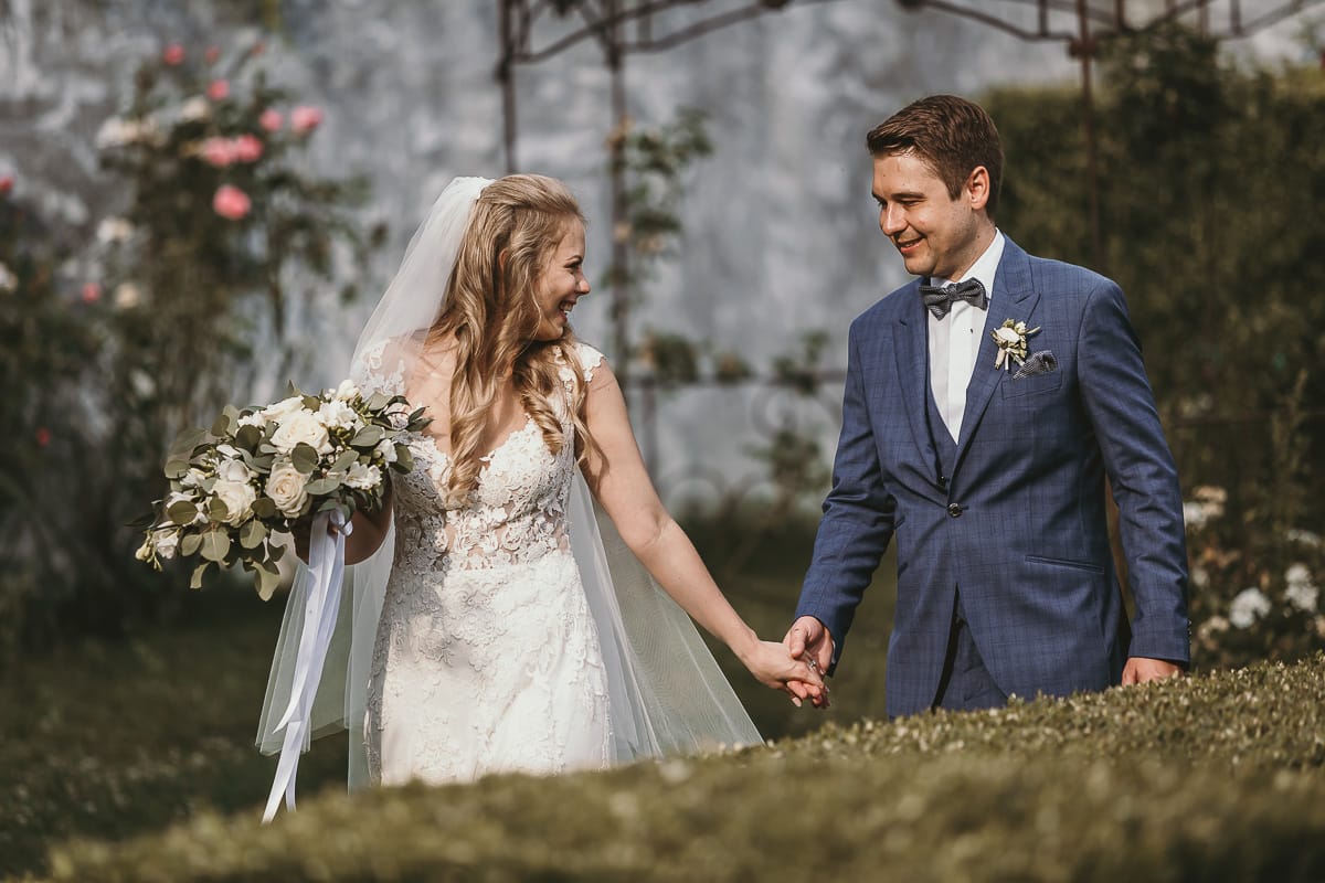 Destination wedding al Relais Sant'Uffizio. Sessione fotografica di coppia. Sposi nel giardino all'italiana. labirinto.