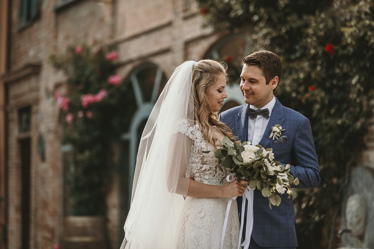 Destination wedding al Relais Sant'Uffizio. Sessione fotografica di coppia. Sposi nel giardino all'italiana. labirinto.