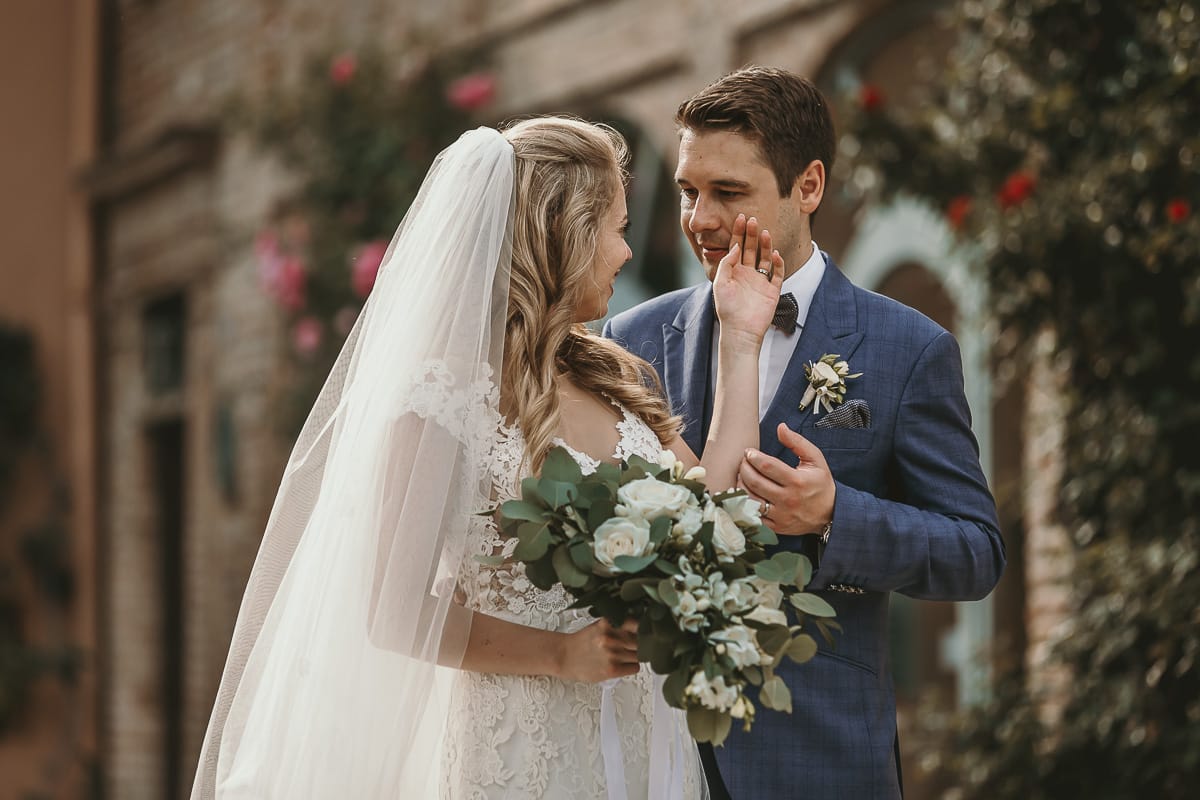 Destination wedding al Relais Sant'Uffizio. Sessione fotografica di coppia. Sposi nel giardino all'italiana. labirinto.