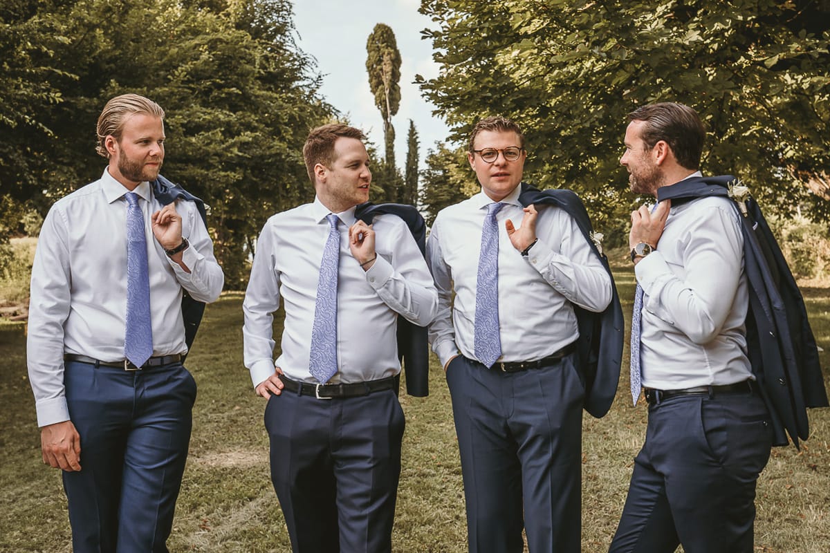 Destination wedding al Relais Sant'Uffizio. Fotografia di gruppo. Groomsmen