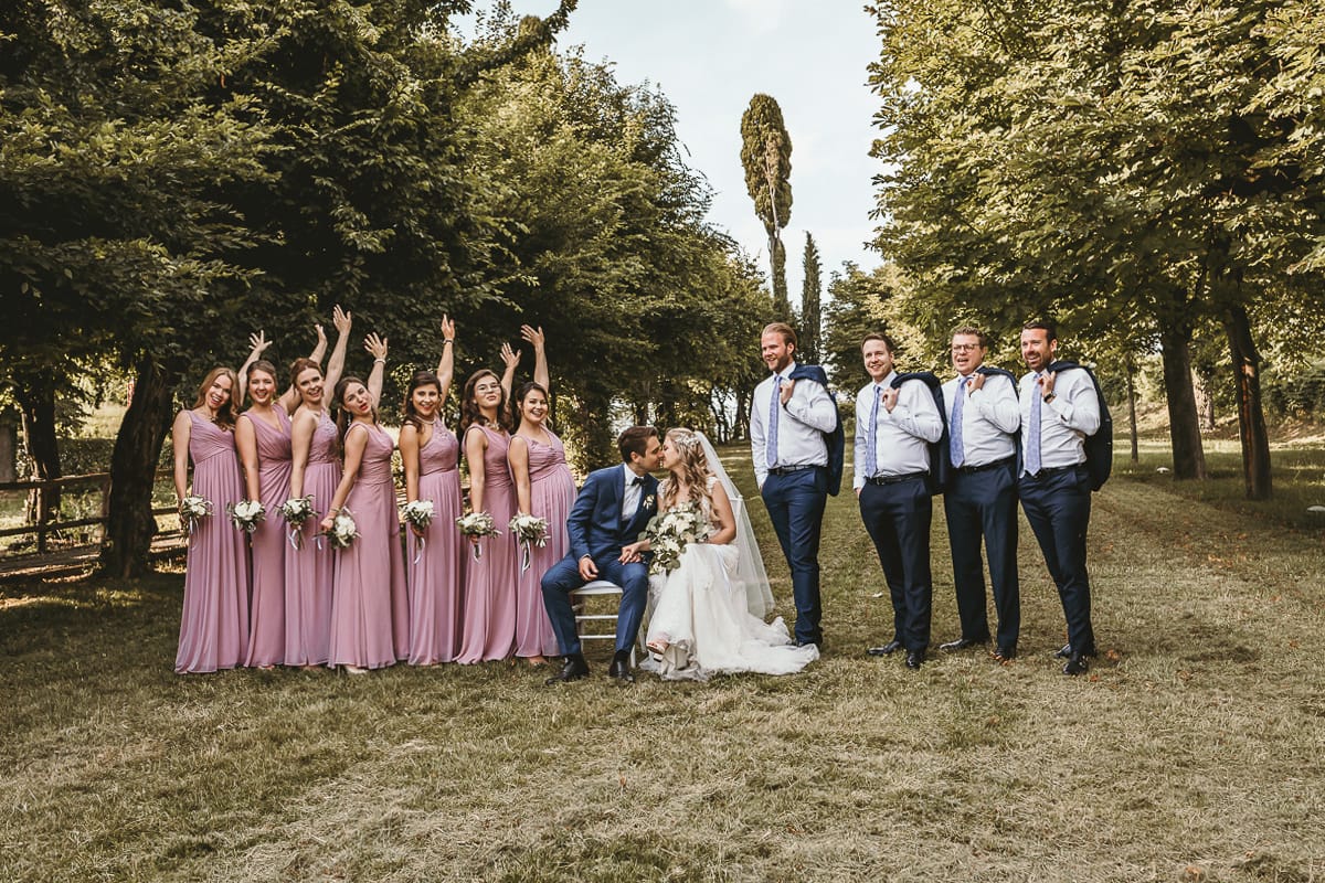 Destination wedding al Relais Sant'Uffizio. Fotografia di gruppo. sposi con bridesmaids e groomsmen