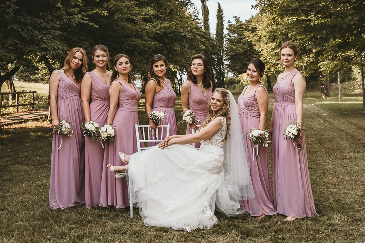 Destination wedding al Relais Sant'Uffizio. Fotografia di gruppo. Sposa con le damigelle